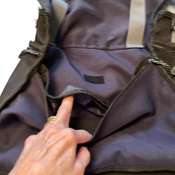 Buffalo Messenger Bag-Flap Closure-3 zipper pockets-2 zipper pockets on ends - Picture 11 of 11